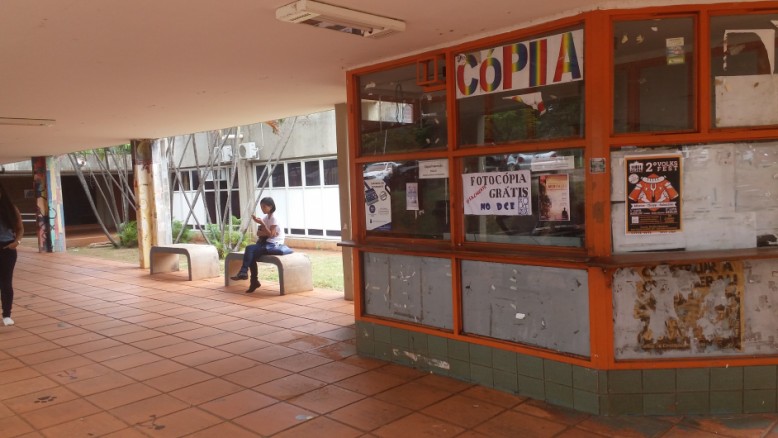 A única fotocópia da universidade está fechada desde o ano passado