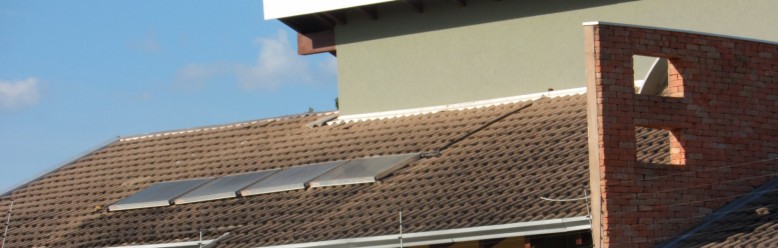 Energia renovável é encontrada por meio de placas fotovoltaicas, usinas eólicas, e termelétricas