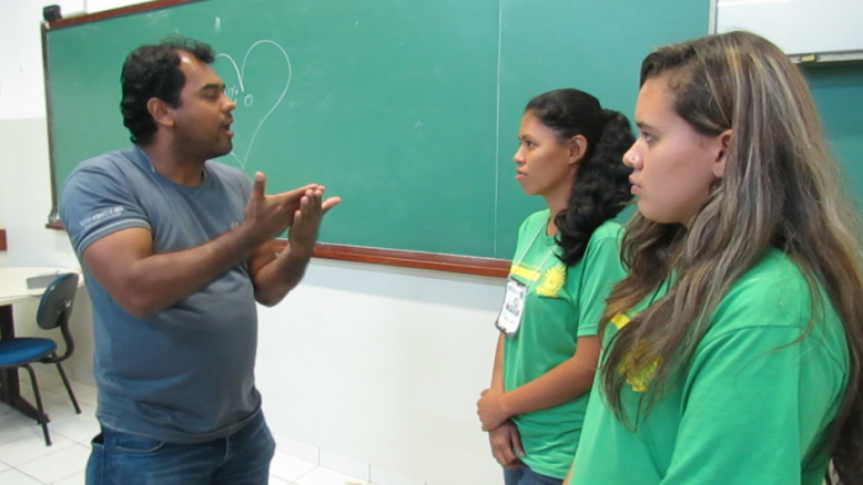 Intérprete conversa com participantes do Trem do Pantanal