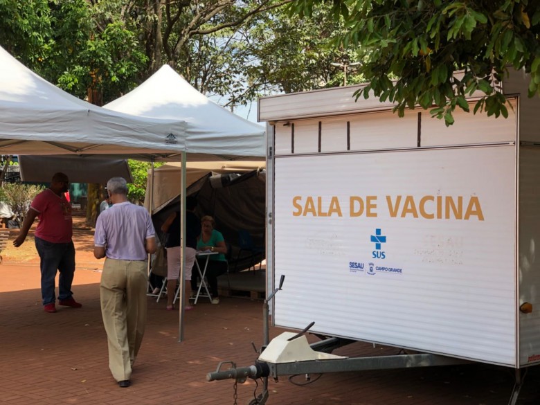 Stands na praça Ary Coelho foram montados para agilizar o processo