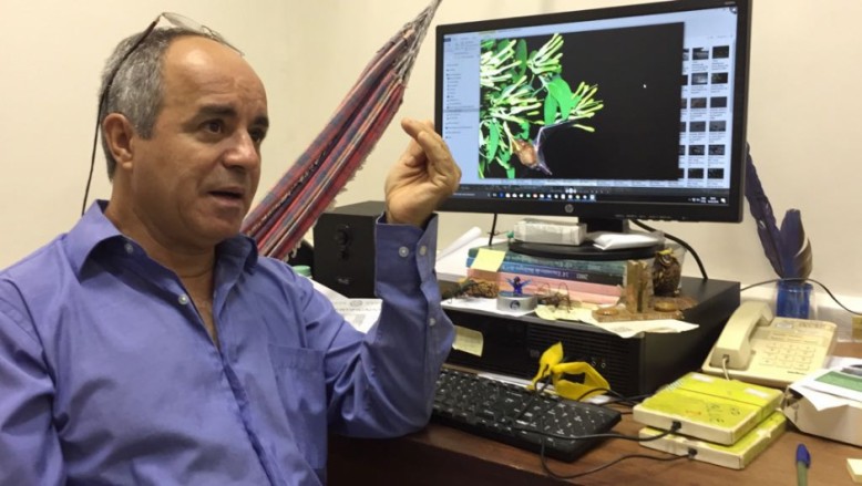 Professor Paulo Robson de Souza mostra foto que tornou-se capa da Revista