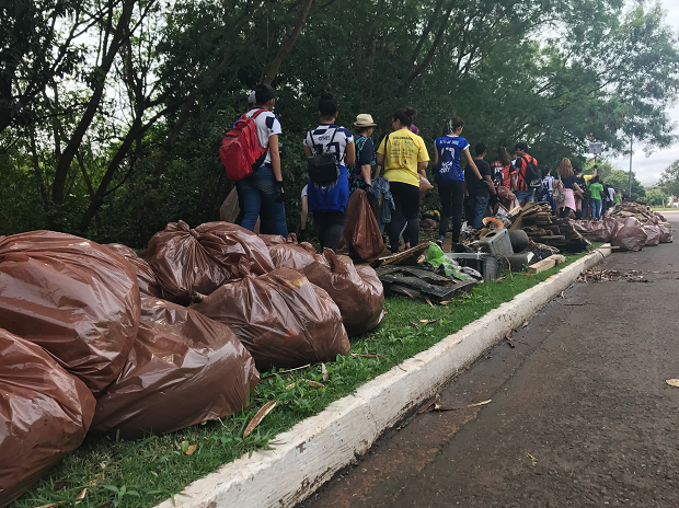 O objetivo do evento era mostrar o quanto de lixo é descartado incorretamente