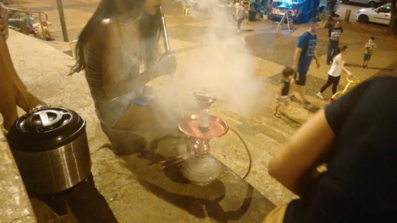 Consumo de narguilé é comum entre jovens na Orla Morena de Campo Grande