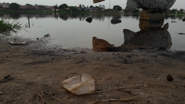 O descarte irregular do lixo é um dos maiores desafios para a preservação da Lagoa Itatiaia
