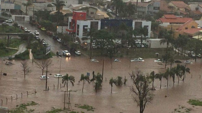 Alagamentos na Avenida Nelly Martins em Campo Grande
