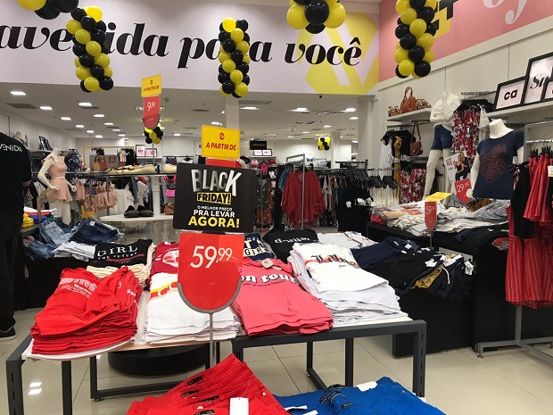 Cartazes, faixas e letreiros são usados para chamar atencão do consumidor na Black Friday