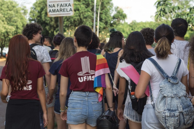 Mais de 40 estudantes marcharam pela cidade universitária da UFMS