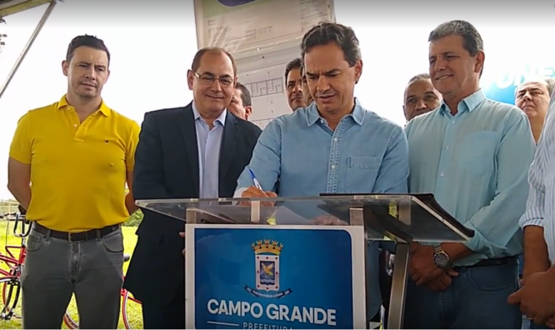Representantes do governo da cidade assinaram o documento que deu início às obras da pista