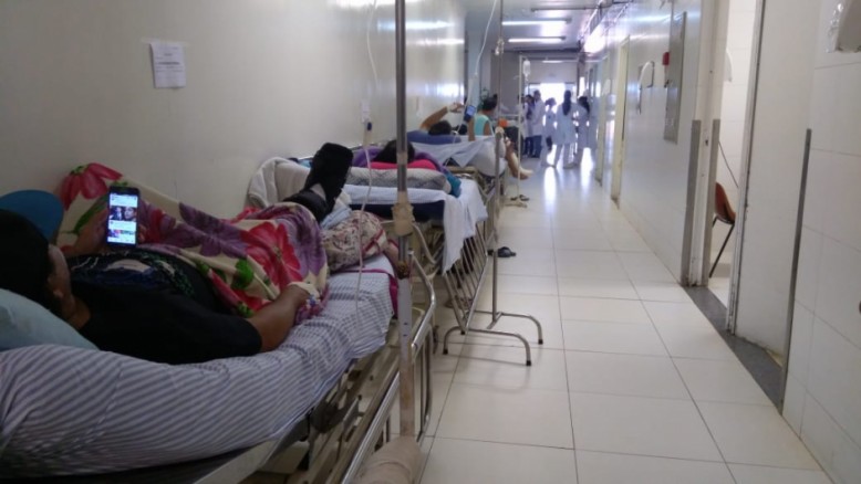 Corredor do pronto-socorro do Humap-UFMS ficou lotado com a queda de leitos hospitalares