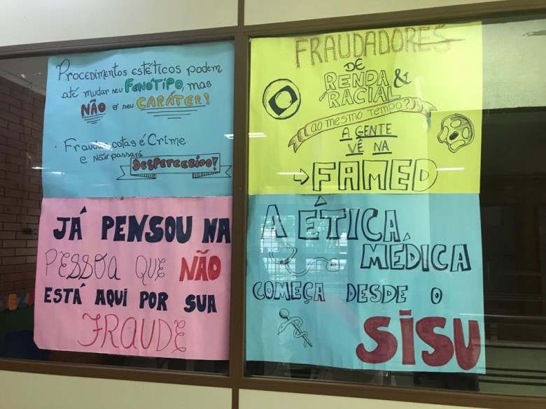 Acadêmicos fixaram cartazes no Centro Acadêmico para denunciar fraudes no sistema de cotas