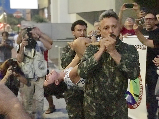 Performance durante o ato que demonstra uma das técnicas de tortura usadas na ditadura.