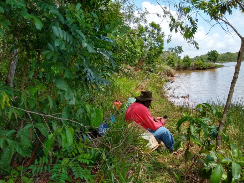 Pescadores descansam na margem do Rio Paraguai, um dos mais importantes para o setor