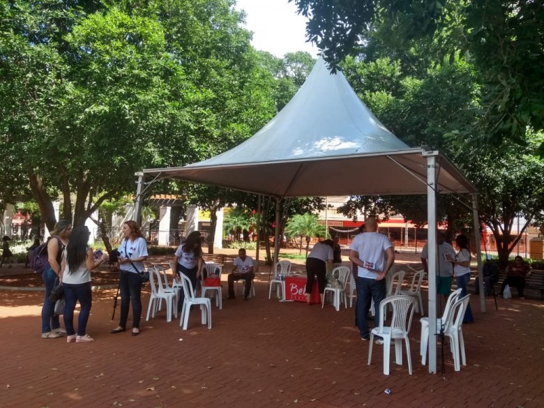 Advogados se organizaram na praça Ary Coelho para atender popopulação.