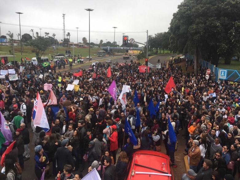 Alunos e profissionais da educação do estado vão às ruas a favor da educação.