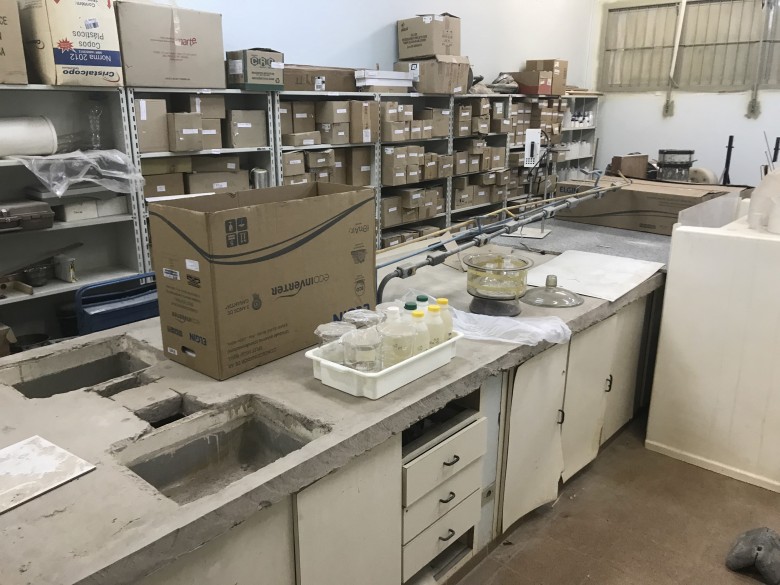 Laboratórios da Faculdade de Engenharia permanecem deteriorados por falta de verba