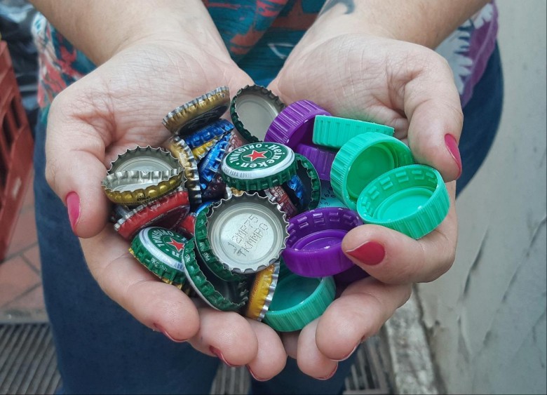 Fundadora do projeto escolheu tampinhas para reciclar pela facilidade de guardar e carregar