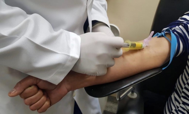 Coleta de sangue é realizada para medir carga viral do paciente