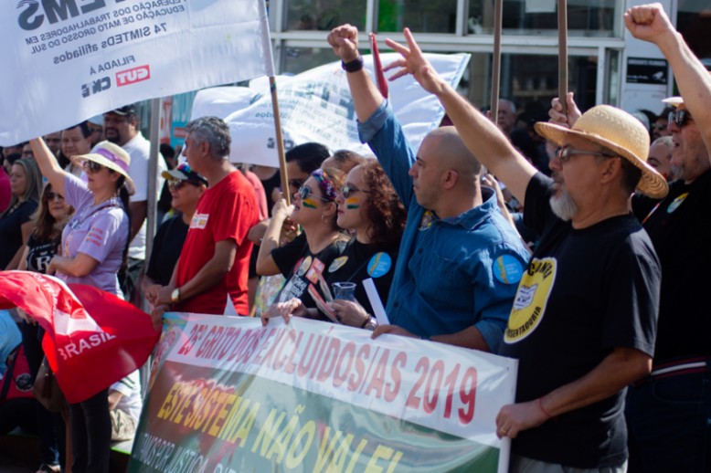 Protestos contra o governo foram realizados enquanto militares desfilavam