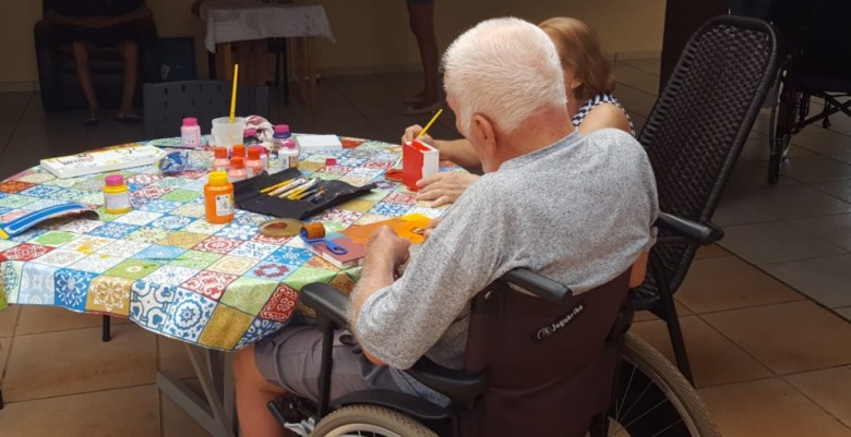 Atividades que estimulam a criatividade e o convívio com outros idosos são alternativas para depressão