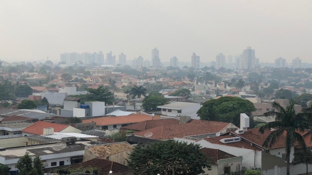 A aparência acinzentada vista no céu é resultado do longo período de estiagem na capital