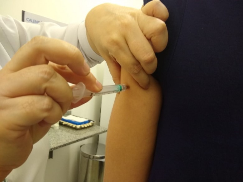 A vacina tríplice viral é oferecida em postos de saúde e inibe vírus de sarampo, caxumba e rubéola