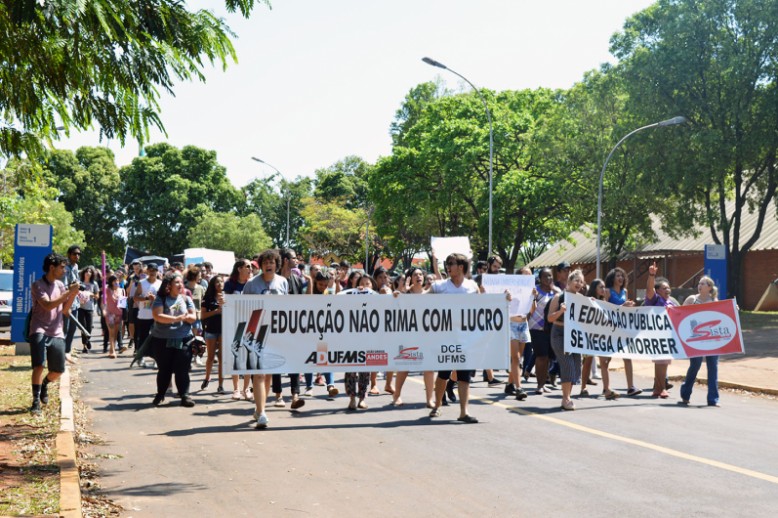 Estudantes percorreram câmpus universitário e convidaram outros alunos para se manifestar