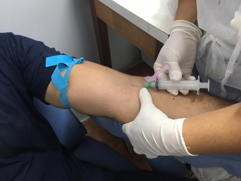 Exame de sangue Antígeno Prostático Específico (PSA) detecta câncer de próstata em estágio inicial.