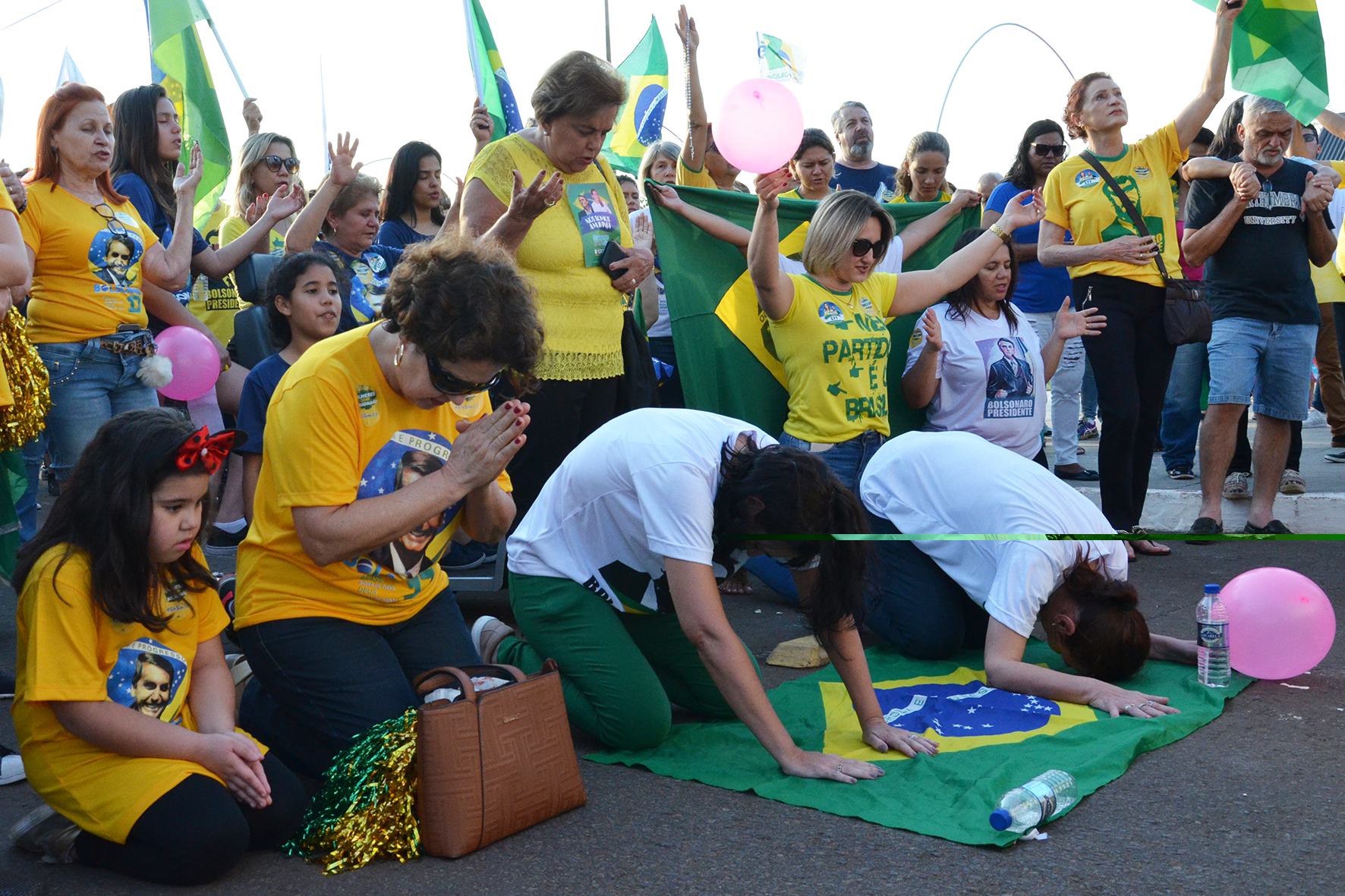 Manifestantes a favor de Bolsonaro fazem uma oração em meio a manifestação