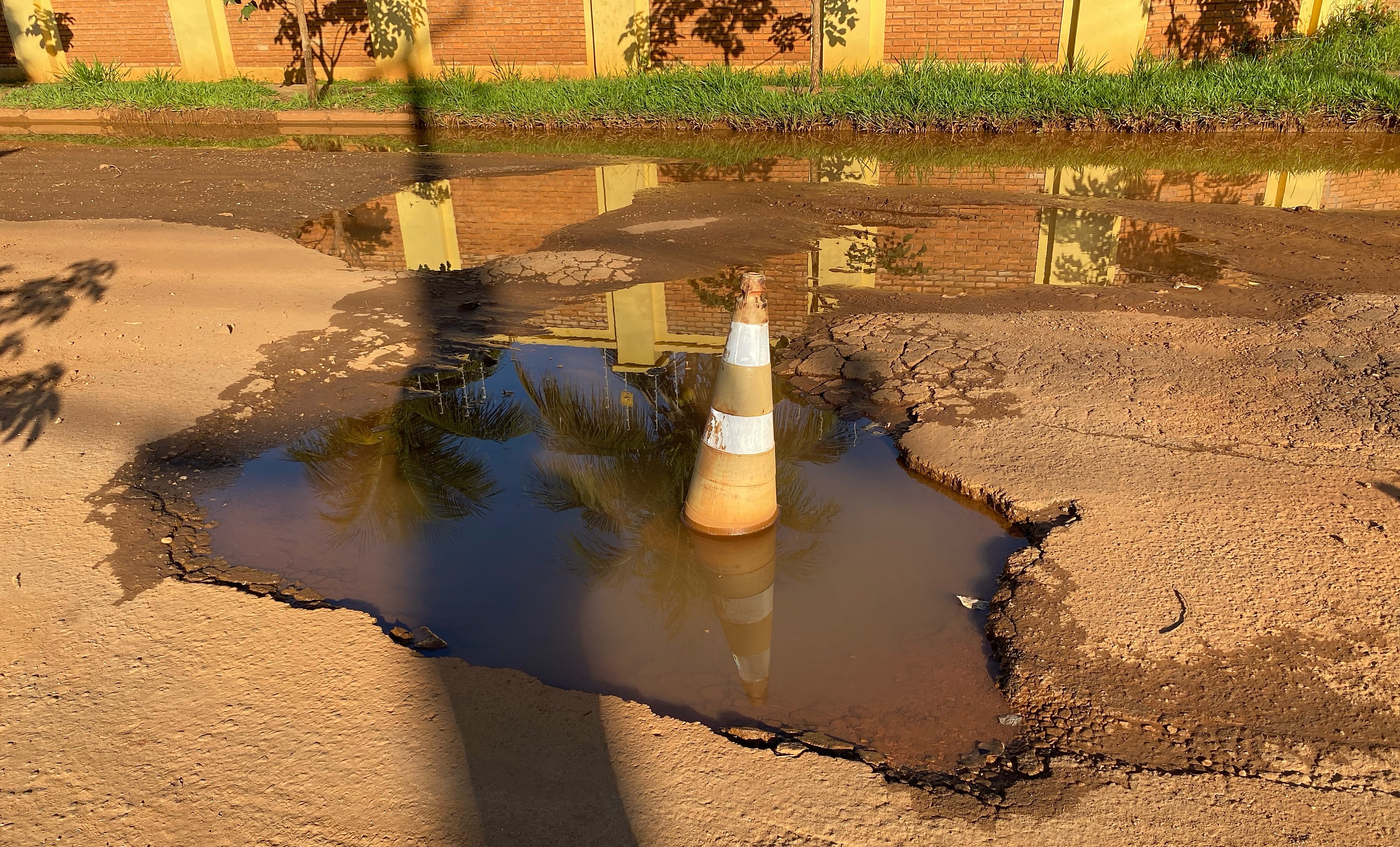 Sinalização do buraco na Avenida Nove no bairro Nova Campo Grade